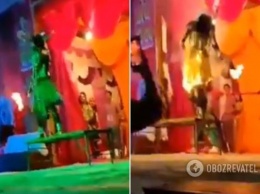 В Индии мужчина поджег себе во время фаер-шоу: жуткое видео 18+