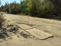 Ямы на дорогах под Николаевом заделали матрасами