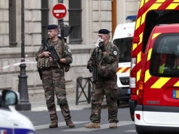 Мужчина с ножом напал на полицейских в Париже: 4 офицера погибли