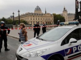 В Париже мужчина напал с ножом на полицейский участок