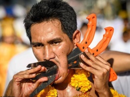 В голове - ножи и шпаги: в Таиланде начался жуткий фестиваль. Фото 18+