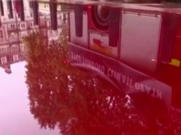 Экоактивисты в Лондоне залили минфин фальшивой кровью