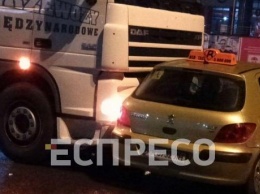 В Киеве столкнулись такси и грузовик