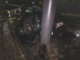 В Киеве таксист с двумя пассажирами врезался в столб рекламного щита. Фото и видео