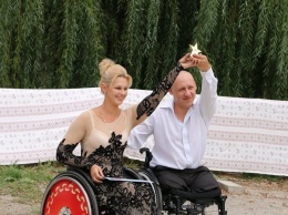 В Запорожье от рака умер Виктор Карпов. Он танцевал с женой на инвалидных колясках и помогал людям