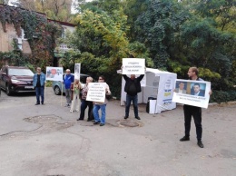 В Днепре пикетируют суд, чтобы остановить коррупцию семьи Мишаловых. Фото, видео