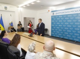 Борис Филатов вручил семьям пяти украинских военных ключи от новых квартир