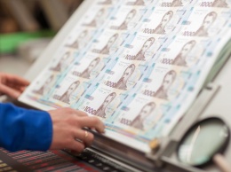В НБУ напечатали новые банкноты в тысячу гривен (фото)
