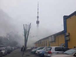 В Киеве густой столб дыма окутал супермаркет (фото и видео)