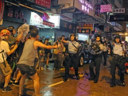 Во время протестов в Гонконге полицейский стрелял в 14-летнего демонстранта