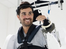 Ученые разработали робот-костюм, который помогает двигаться парализованным