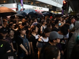 В Гонконге новая волна протестов: блокируют дороги, жгут магазины и крушат метро