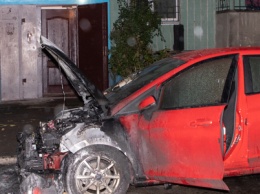 Пожар в Днепре: сотрудники ГСЧС тушили автомобиль Ford