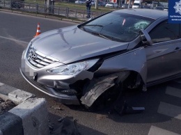 На Клочковской водитель "Hyundai" врезался в островок безопасности, - ФОТО