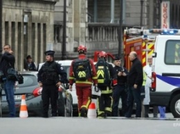 Во Франции из-за убийства полицейских требуют отставки главы МВД