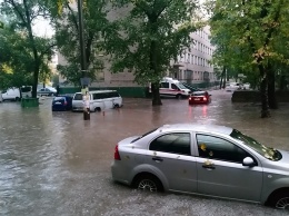 Последствия непогоды: Днепр затопило, улицы «превратились» в реки