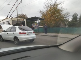 В Запорожье водитель авто столкнулся с неподвижным троллейбусом (ФОТО)