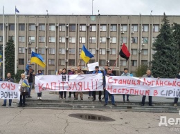 В Славянске "против капитуляции" митинговали 50 человек (видео)