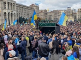 Протестующие с Майдана пришли на Банковую