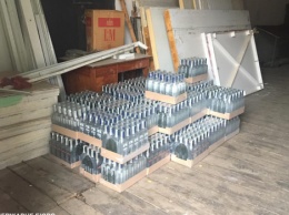 Во Львове налоговик заставлял предпринимателя приобрести 1 тыс. бутылок водки с поддельными акцизными марками