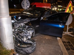 В Киеве под Шулявским мостом трое парней на BMW влетели в столб