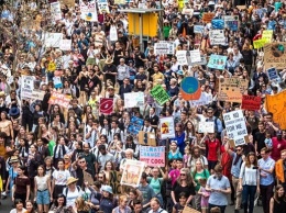 Тысяча экоактивистов перекрыли движение в центре Берлина