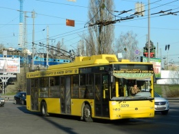 В Киеве пассажиры собственноручно толкали "уставший" троллейбус: видео