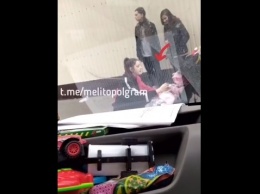 В Запорожской области на видео попала агрессивная девушка, которая пыталась успокоить ребенка