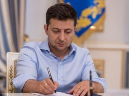 Зеленский поручил Кабмину рассмотреть упрощение процедуры перемещения граждан и товаров через линию разграничения на Донбассе