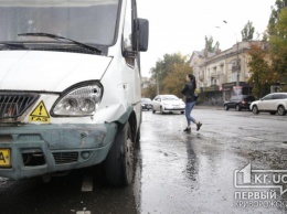 На центральном проспекте Кривого Рога в ДТП попали маршрутка и легковушка