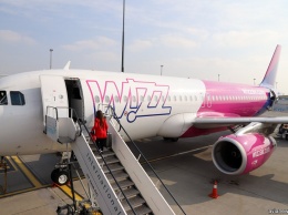 Три трапа, телетрап и две двери: интересный способ посадки пассажиров Wizz Air в аэропорту Жуляны