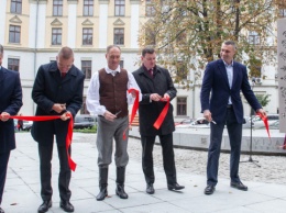 В Киеве открыли Латвийский сквер