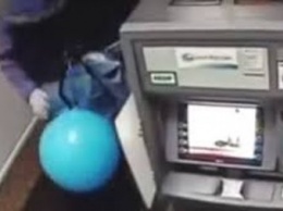 На Харьковщине пытались вскрыть банкомат с помощью шариков