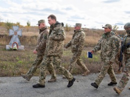 Разведение войск на Донбассе: Загороднюк и Хомчак посетили Золотое