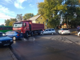 В Днепре на улице Строителей ВАЗ влетел в грузовик