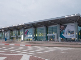 Инцидент в Харьковском аэропорту: иностранца вывели под руки