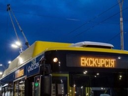 По ночным улицам Киева впервые проехался экскурсионный троллейбус