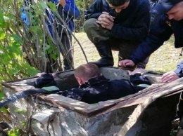 В Томаковском районе спасатели вытащили из колодца мужчину