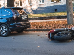 В Днепре возле ДНУ столкнулись Honda и мотоцикл: на дорогу разлилось масло