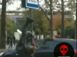 «Грязные танцы» в центре Николаева: пьяный мужчина танцевал с дорожным знаком. Видео