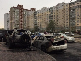 Ночью на Троещине сгорели три автомобиля, - ФОТО