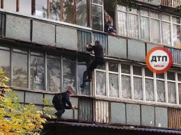 На Лесном в Киеве горит жилой дом, люди прыгают из окон