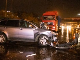 В Киеве на Выдубичах Subaru влетел под фуру: водителя госпитализировали