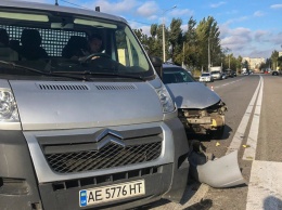 В Днепре на Малиновского столкнулись Citroen и Ford: мужчину забрала скорая