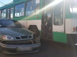 В Николаеве столкнулись троллейбус и "Daewoo Lanos": образовалась огромная пробка,- ФОТО