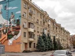 Мужчины в простынях и с книгами поселились в одном из домов в центре Харькова (фото)