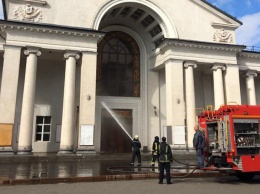 В Кривом Роге спасатели помыли здание главного театра
