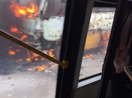 ЧП под Харьковом: посреди трассы загорелся автобус (фото, видео)