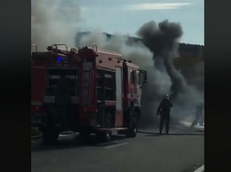 На окружной дороге под Харьковом горел пассажирский автобус (видео)