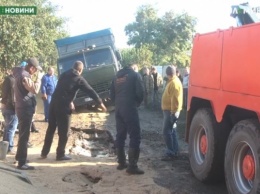 В Николаеве грузовики провалились в недоделанную систему водопровода